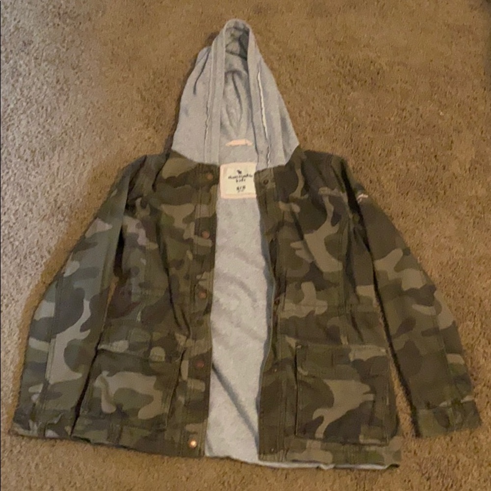Camo long sleeve jacket with grey hood